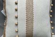 Декоративная подушка из мелкой рогожки, украшенная джутовыми басонными изделиями и бахромой с деревянными шариками. Декоративная подушка из мелкой рогожки, украшенная джутовыми басонными изделиями и бахромой с деревянными шариками.